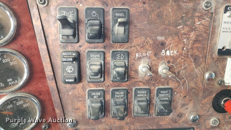 image for item LK9500 2000 International 9200i  semi truck