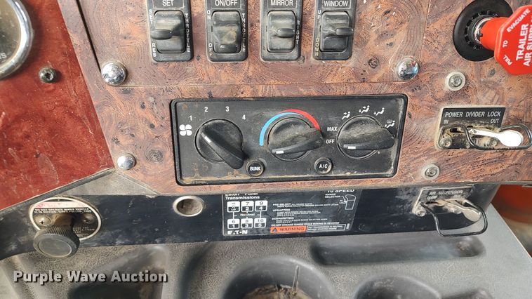 image for item LK9500 2000 International 9200i  semi truck