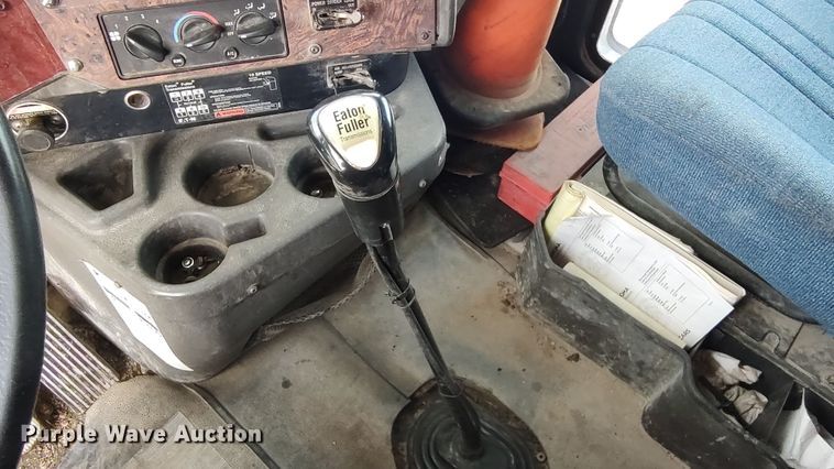 image for item LK9500 2000 International 9200i  semi truck