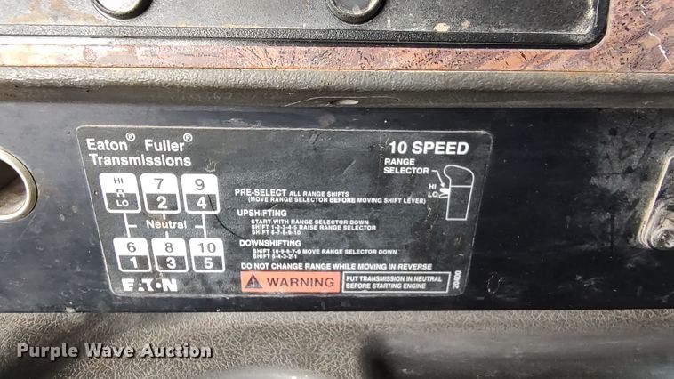 image for item LK9500 2000 International 9200i  semi truck