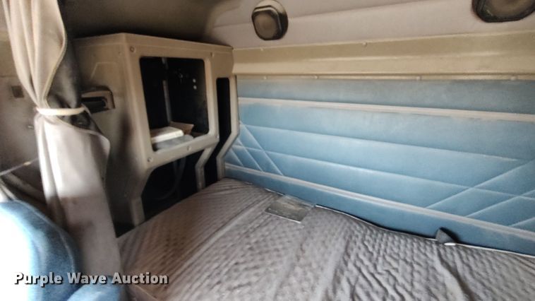 image for item LK9500 2000 International 9200i  semi truck