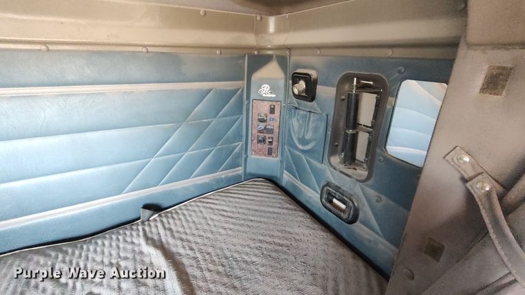 image for item LK9500 2000 International 9200i  semi truck