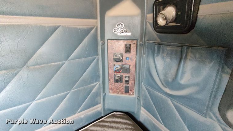 image for item LK9500 2000 International 9200i  semi truck