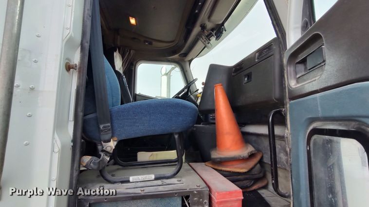 image for item LK9500 2000 International 9200i  semi truck