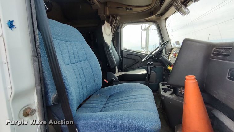 image for item LK9500 2000 International 9200i  semi truck