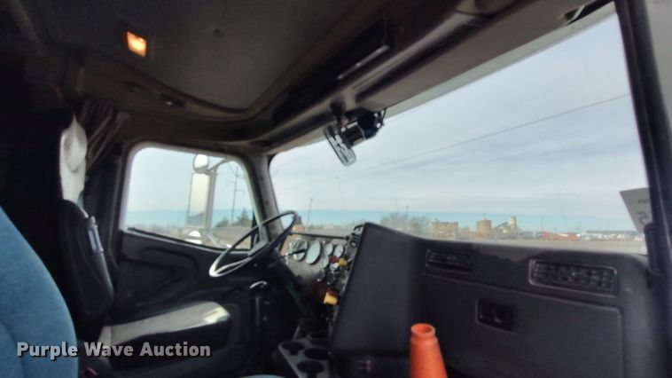 image for item LK9500 2000 International 9200i  semi truck