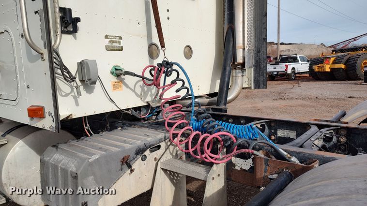 image for item LK9500 2000 International 9200i  semi truck