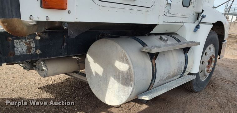 image for item LK9500 2000 International 9200i  semi truck