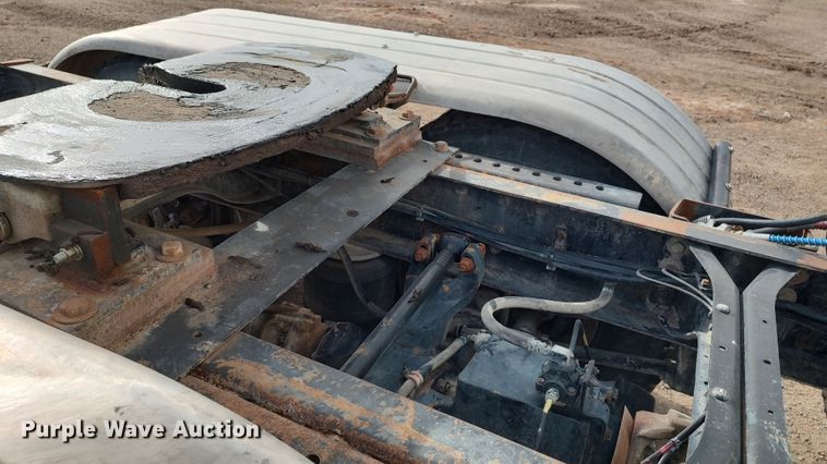 image for item LK9500 2000 International 9200i  semi truck