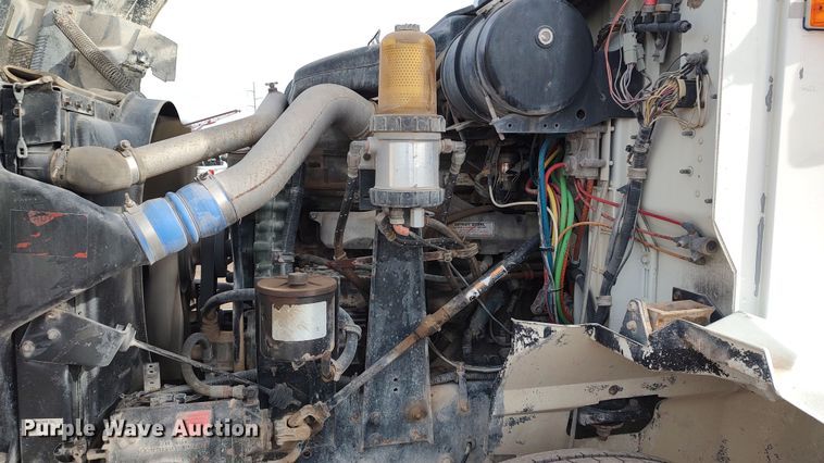 image for item LK9500 2000 International 9200i  semi truck