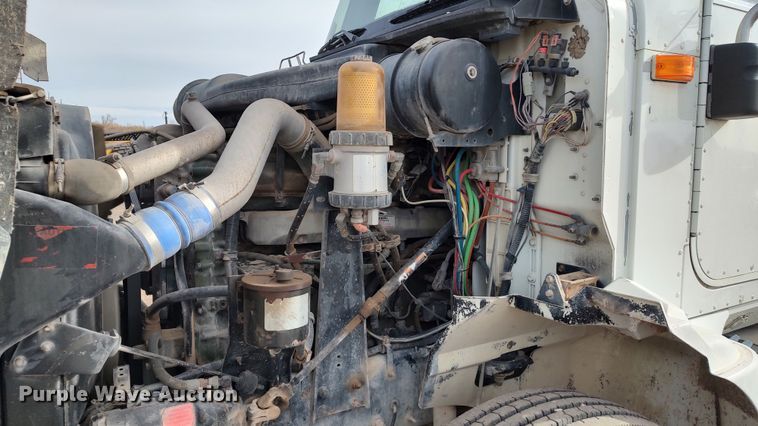 image for item LK9500 2000 International 9200i  semi truck