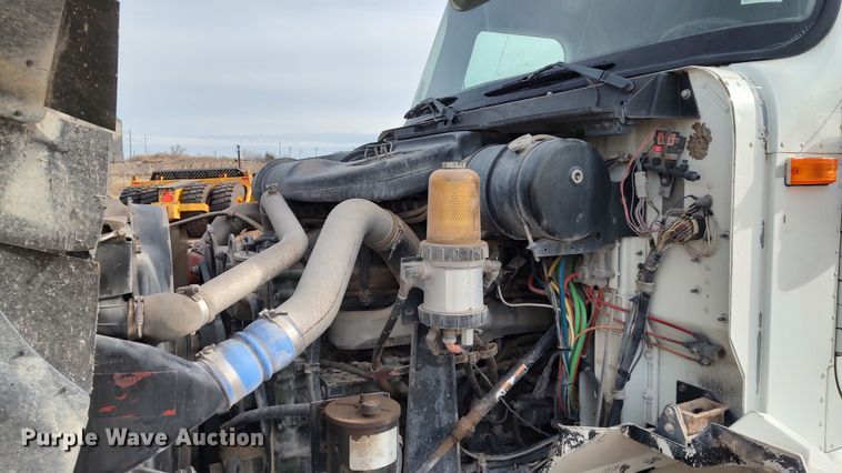 image for item LK9500 2000 International 9200i  semi truck