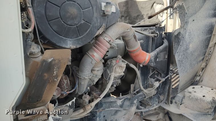 image for item LK9500 2000 International 9200i  semi truck