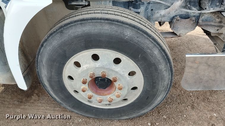 image for item LK9500 2000 International 9200i  semi truck