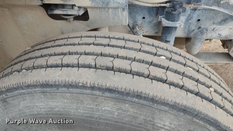 image for item LK9500 2000 International 9200i  semi truck