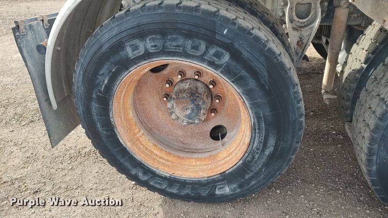 image for item LK9500 2000 International 9200i  semi truck