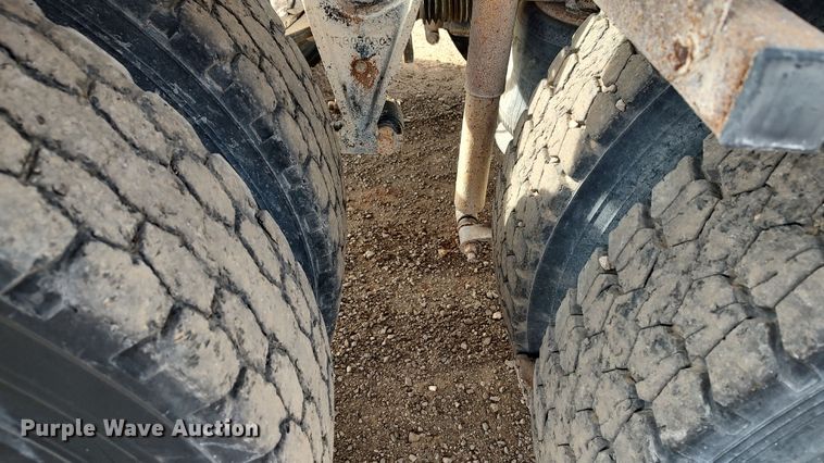 image for item LK9500 2000 International 9200i  semi truck