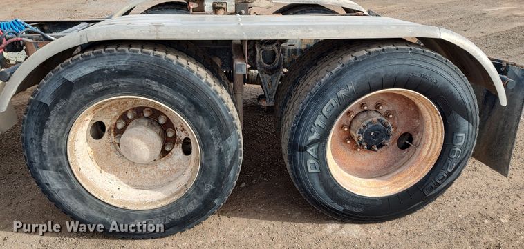 image for item LK9500 2000 International 9200i  semi truck