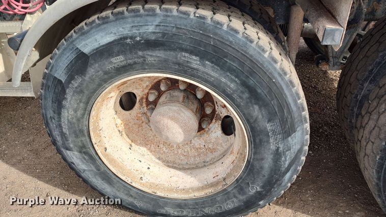 image for item LK9500 2000 International 9200i  semi truck