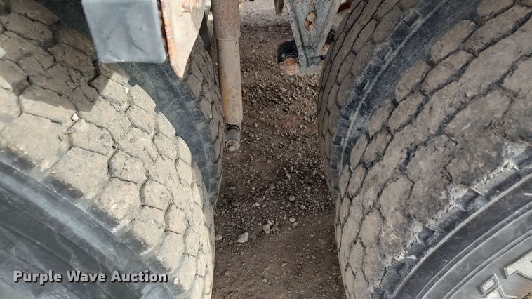 image for item LK9500 2000 International 9200i  semi truck