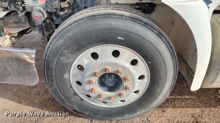 image for item LK9500 2000 International 9200i  semi truck