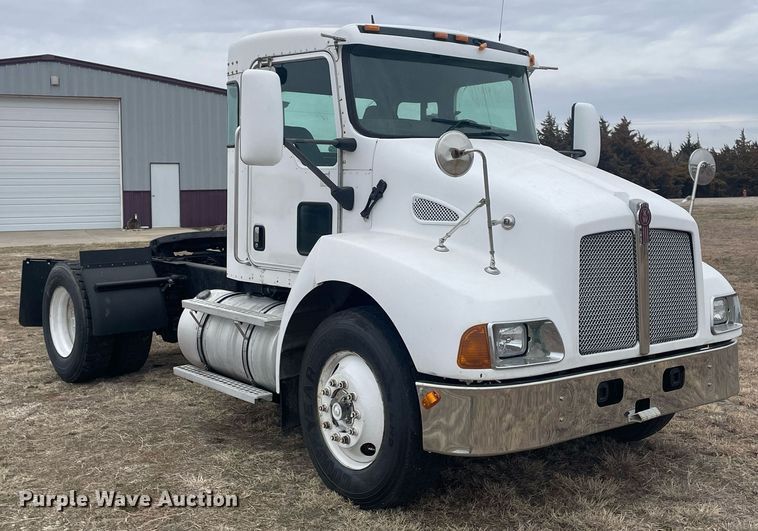 image for item LR9543 2005 Kenworth T300  truck cab and chassis