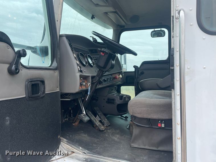 image for item LR9543 2005 Kenworth T300  truck cab and chassis