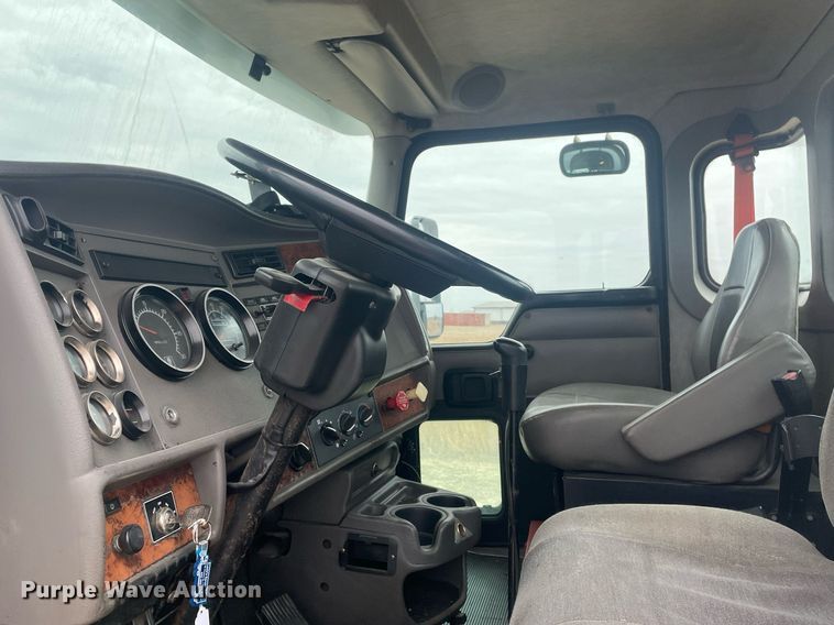 image for item LR9543 2005 Kenworth T300  truck cab and chassis