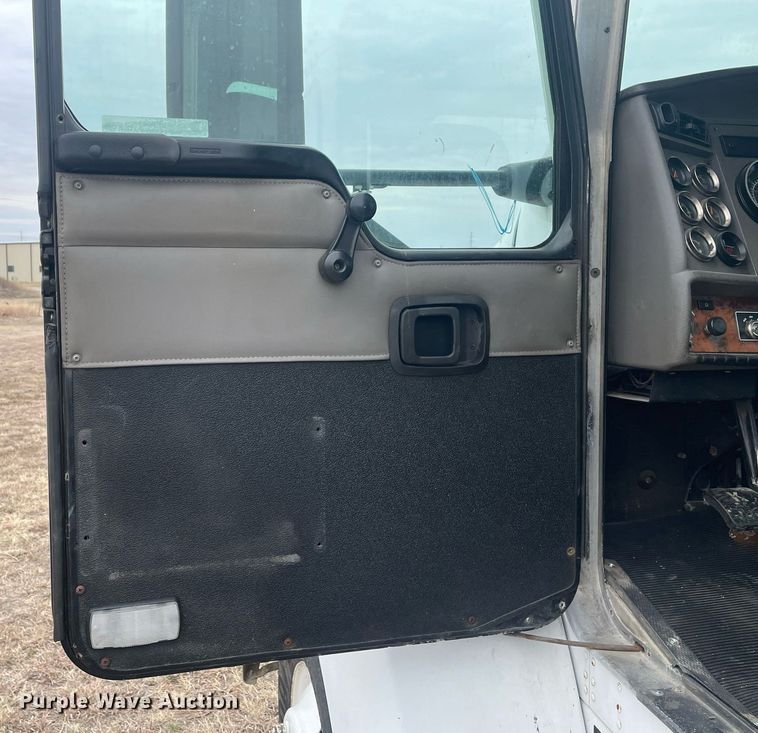 image for item LR9543 2005 Kenworth T300  truck cab and chassis