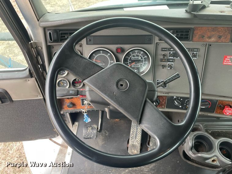 image for item LR9543 2005 Kenworth T300  truck cab and chassis