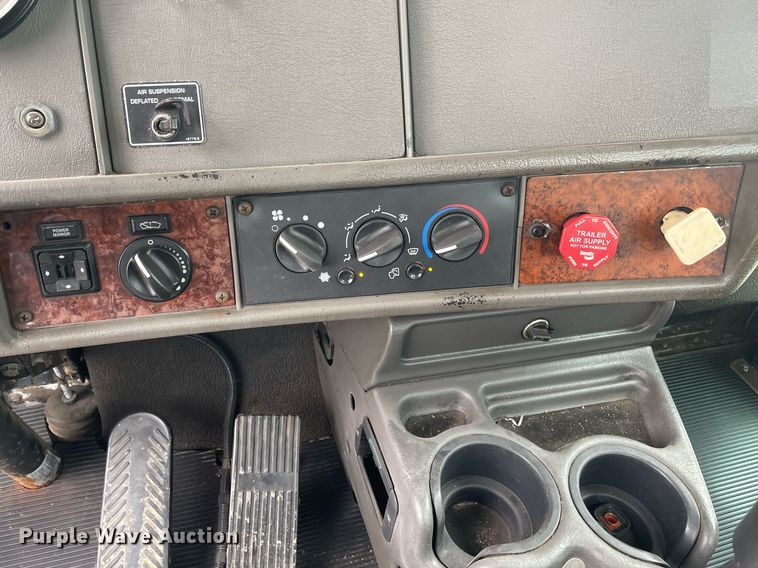 image for item LR9543 2005 Kenworth T300  truck cab and chassis