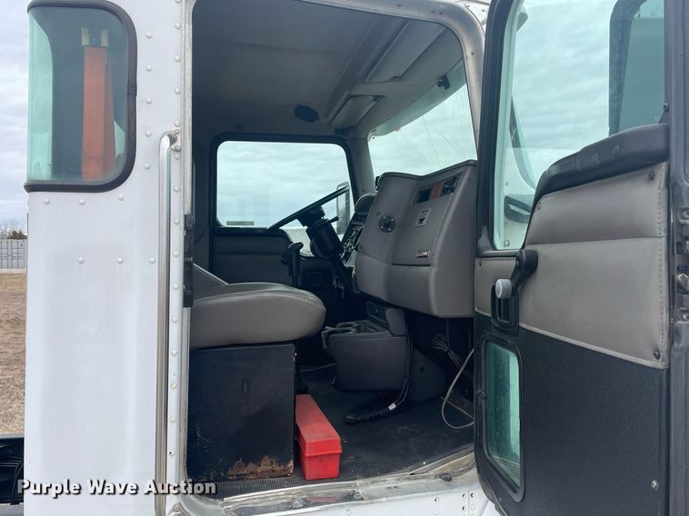 image for item LR9543 2005 Kenworth T300  truck cab and chassis