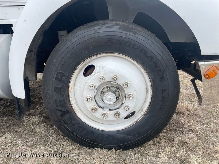 image for item LR9543 2005 Kenworth T300  truck cab and chassis