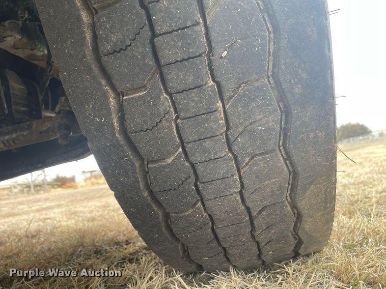 image for item LR9543 2005 Kenworth T300  truck cab and chassis