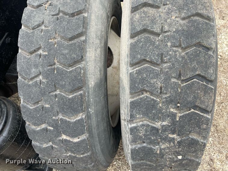 image for item LR9543 2005 Kenworth T300  truck cab and chassis