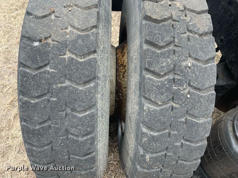 image for item LR9543 2005 Kenworth T300  truck cab and chassis