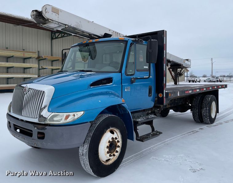 image for item MA9886 2005 International 4200  flatbed truck