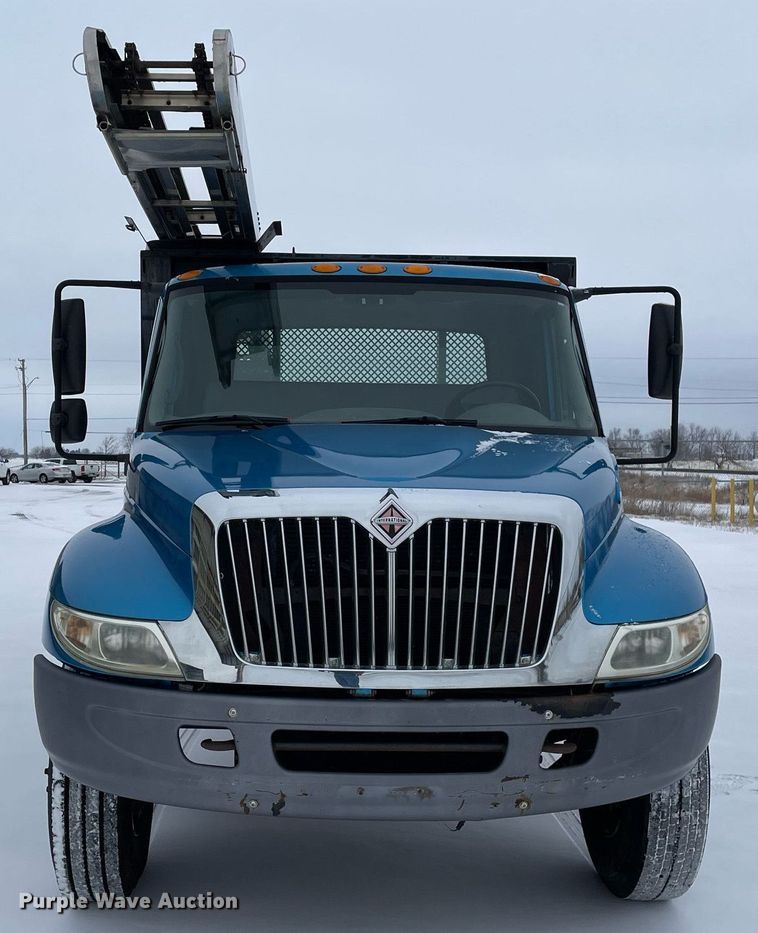 image for item MA9886 2005 International 4200  flatbed truck