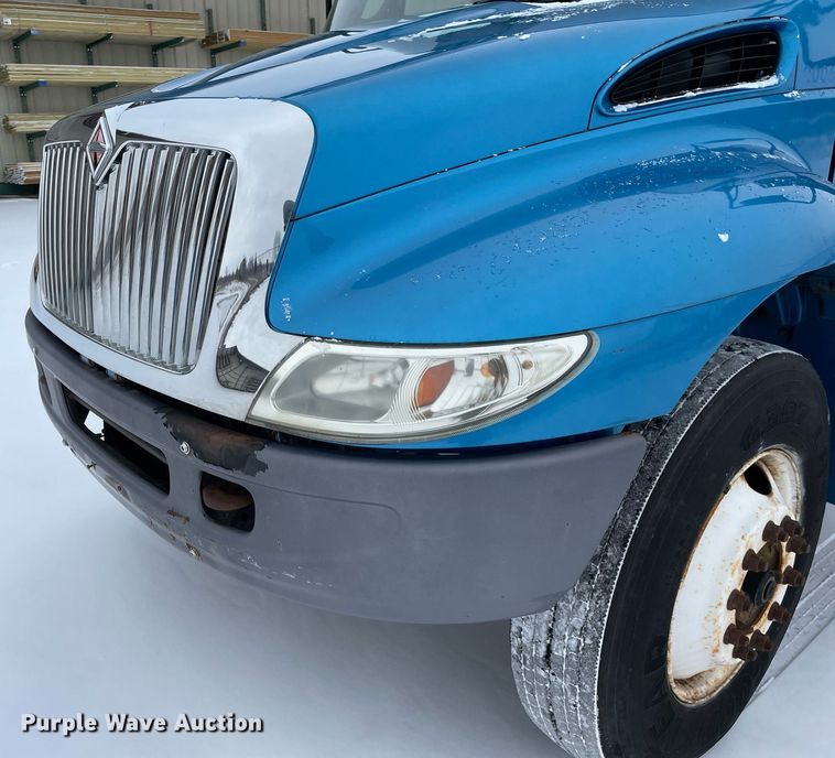 image for item MA9886 2005 International 4200  flatbed truck