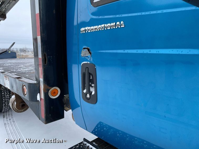 image for item MA9886 2005 International 4200  flatbed truck