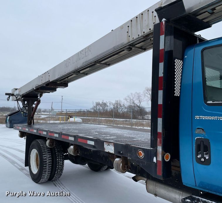 image for item MA9886 2005 International 4200  flatbed truck