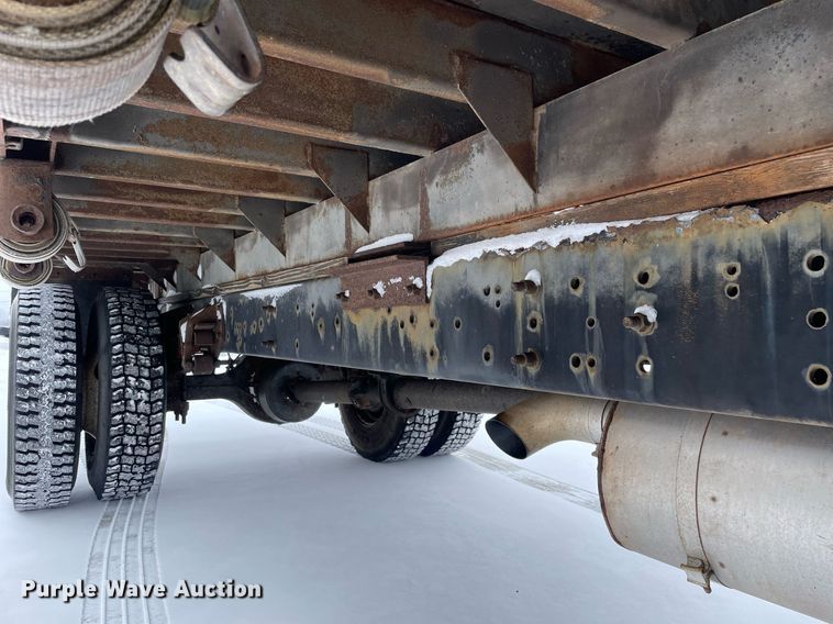 image for item MA9886 2005 International 4200  flatbed truck