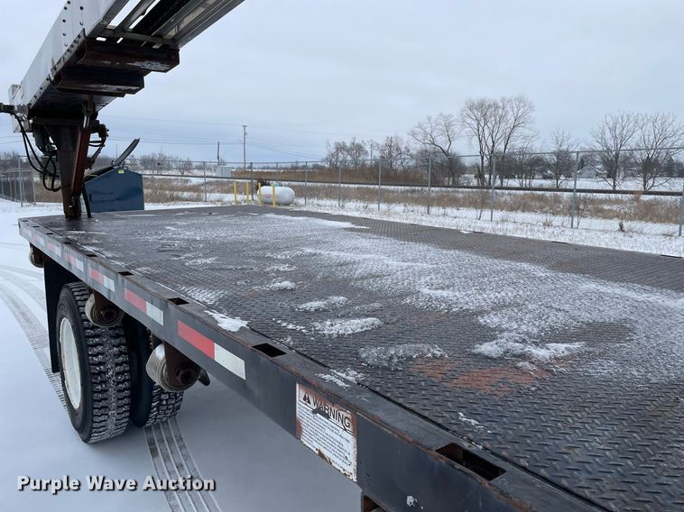 image for item MA9886 2005 International 4200  flatbed truck