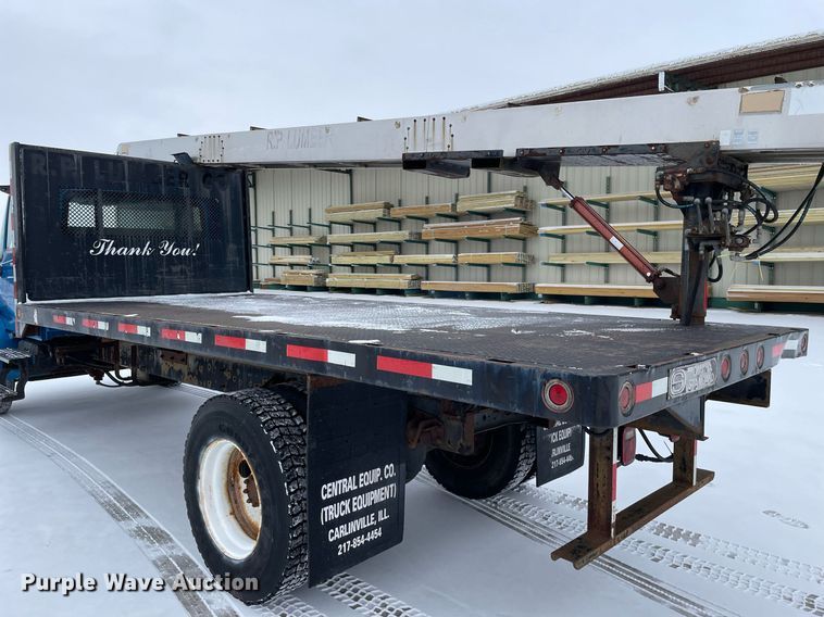 image for item MA9886 2005 International 4200  flatbed truck