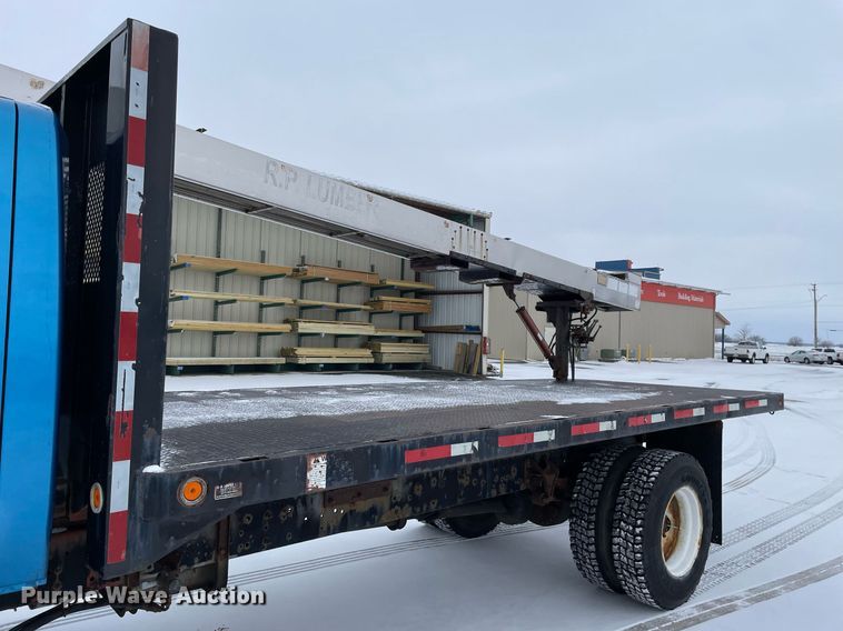 image for item MA9886 2005 International 4200  flatbed truck