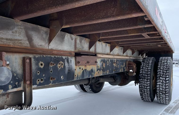 image for item MA9886 2005 International 4200  flatbed truck