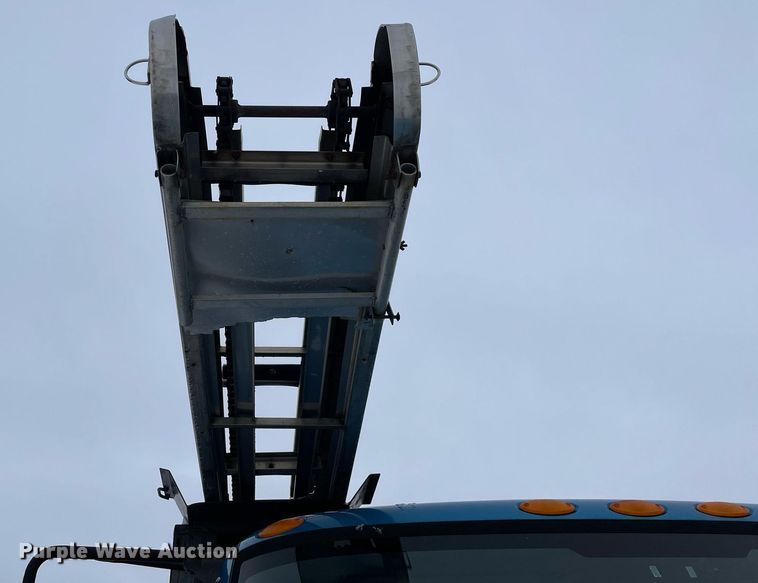 image for item MA9886 2005 International 4200  flatbed truck