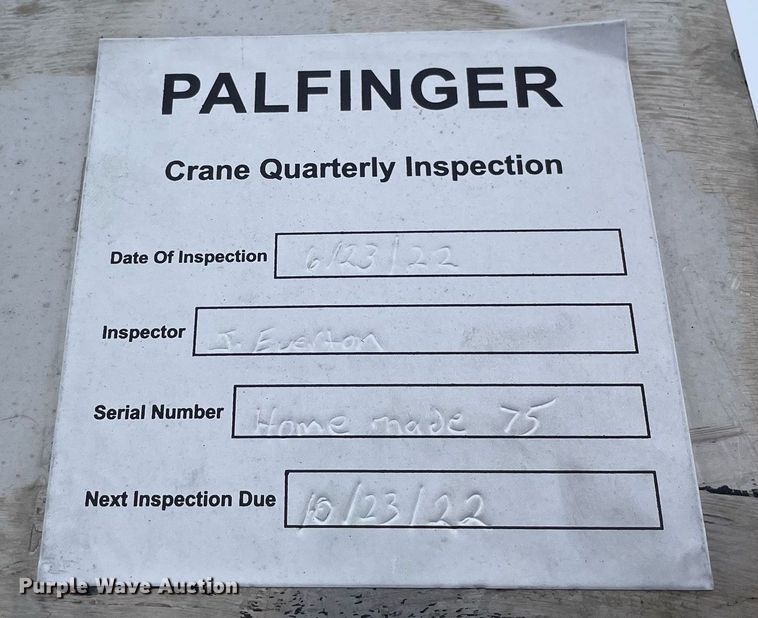 image for item MA9886 2005 International 4200  flatbed truck