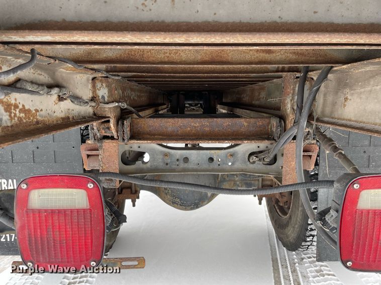 image for item MA9886 2005 International 4200  flatbed truck