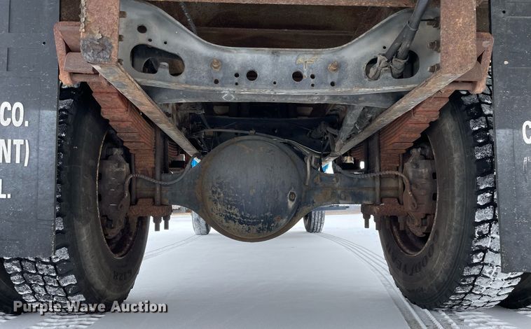 image for item MA9886 2005 International 4200  flatbed truck